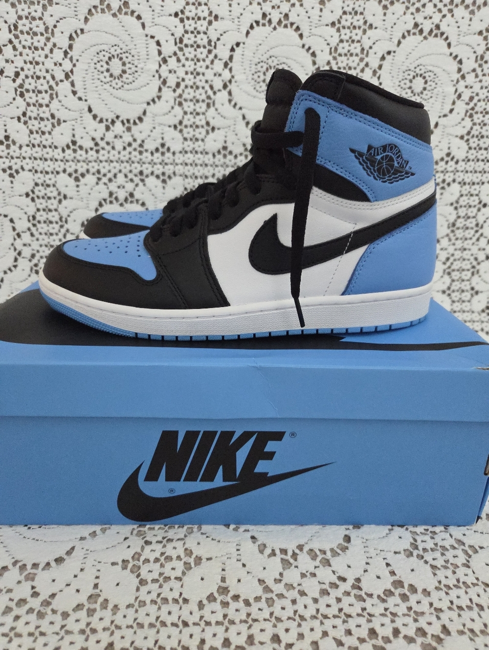 Nike Air Jordan 1 Men's Retro High OG UNC Toe Sneakers University Blue Size 10 - Picture 2 of 11